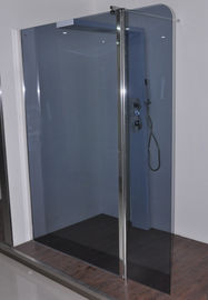 Recinzioni della doccia del bagno di profili del cromo, un vassoio di 1200 x 900 docce e recinzione